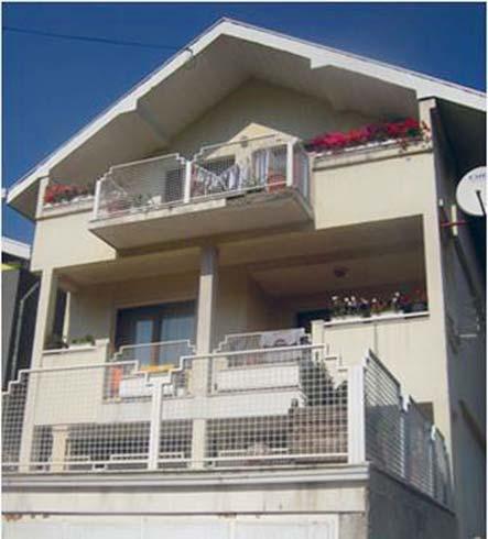 Регион, Западна Србија Region, West Serbia 5 4 5 4 3 4 4 Основа спрата Frist floor Ф F + <50% [] улаз, [] купатило и WC, [3] кухиња са трпезаријом и дневном собом, [4] соба, [5] остава [] Lobby, []