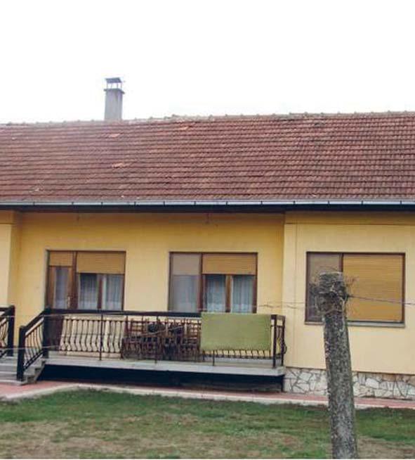 0 3 4 Kраљево, округ Рашка Једнопородична, слободностојећа приземна кућа, без подрума и са таванским простором који се не користи за боравак, грађена средином седамдесетих година прошлог века.