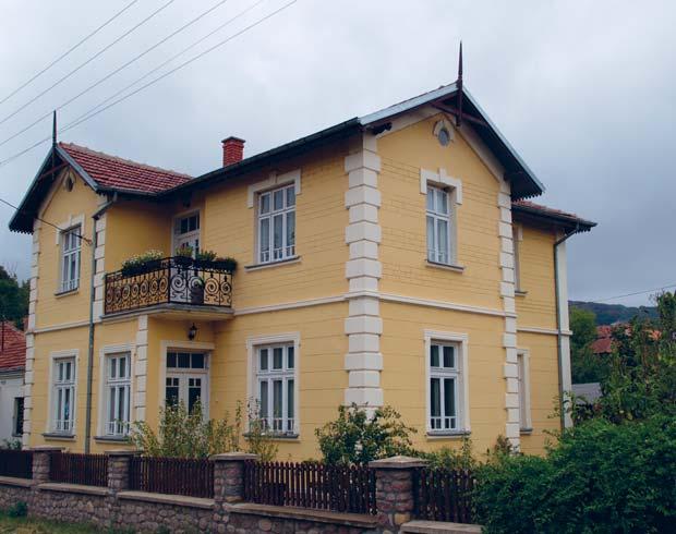 Регион 3, Jугоисточна Србија Region 3, Southeast Serbia 4 0 3 7 9 8 6 5 3 Основа приземља Ground floor Основа спрата First floor A A <50% [] предсобље, [] дневна соба, [3] трпезарија, [4] кухиња, [5]