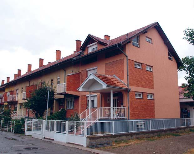 [] bathroom m 0 3 4 Пирот, Пиротски округ Једнопородична, ивична кућа у низу, спратности П+. Објекат је компактне основе, са полуукопаним подрумом и поткровљем који се не користе за боравак.