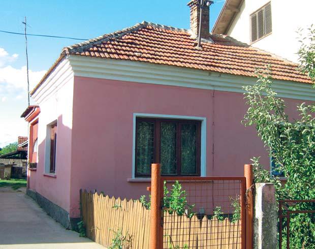 Регион 4, Источна Србија Region 4, East Serbia 4 5 8 7 3 6 Основа приземља Groundfloor Ц C <50% [] трем, [] предсобље, [3] ходник, [4] купатило, [5] кухиња, [6] дневна сова, [7] спаваћа соба, [8]