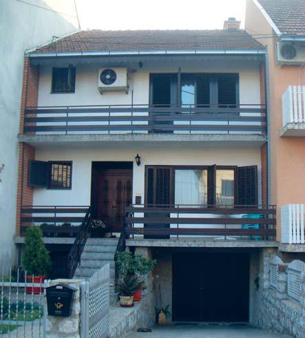 Регион 4, Источна Србија Region 4, East Serbia 3 4 7 7 5 7 6 Основа приземља Ground floor Основа спрата First floor E Е <50% [] предсобље, [] тоалет, [3] кухиња [4] трпезарија, [5] дневна соба [6]