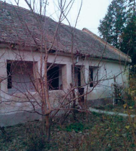 Објекат је једнопородични, приземни, компактне правоугаоне основе. Двориште је облика издуженог правоугаоника и краћом страном, постављено на уличну линију.