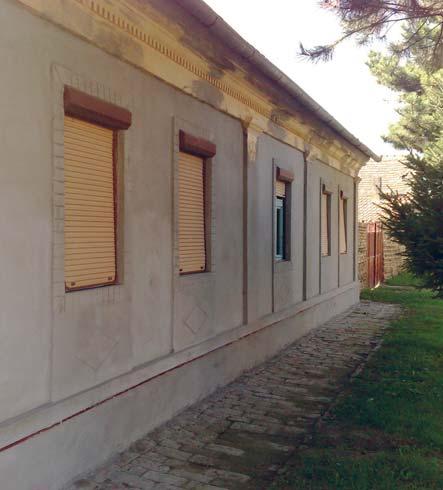 право-угаоне основе, постављена дужом страном на регу-лациону линију. Грађена је 95. године. Конструкцију чине масивни зидови, зидани у комбинацији печене и непечене опеке (смењивањем у редовима).