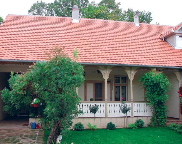 Смештена је у низ породичних кућа. Основа је симетрична, компактна, по облику блиска квадрату.
