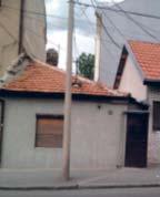 Таванице старијих објеката су дрвене или ситноребрасте бетонске, док су код објеката друге половине 0. века углавном армирано - бетонске, пуне плоче или полумонтажне са опекарским испунама.