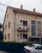 најчешће су уграђивани прозори типа крило на крило као и једноструки дрвени прозори са темоизолационим стаклом, док током последњих деценија преовлађују различите врсте ПВЦ столарије.