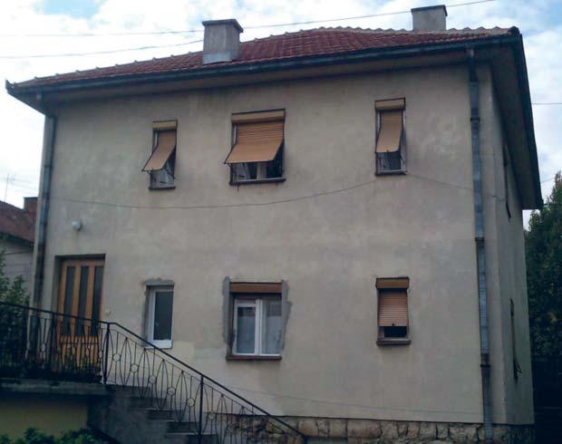 две стамбене јединице по својој форми, организацији основе и начину грађења представља типичан пример из педесетих и шездесетих година прошлог века.
