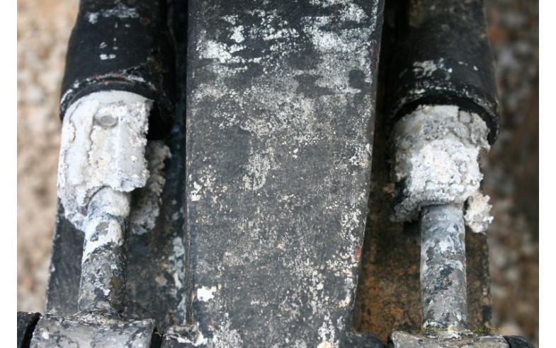 περιβάλλοντος διαμορφώνει και η υγρασία που περιέχει το διαλυμένο οξυγόνο, καθώς και άλλες ουσίες, όπως είναι οι ενώσεις του θείου και του χλωριούχου νατρίου.