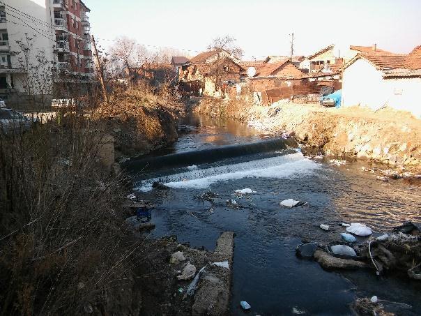 поставен во заштитна бетонска цевка со дијаметар од Ф 1000 мм, која води кон Пречистителната станица за отпадни фекални