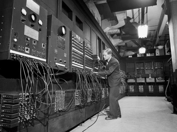 Αρχές 1940 1941 Η αρχή της κατασκευής ηλεκτρονικών υπολογιστών ENIGMA : Υπολογιστική μηχανή που χρησιμοποίησαν