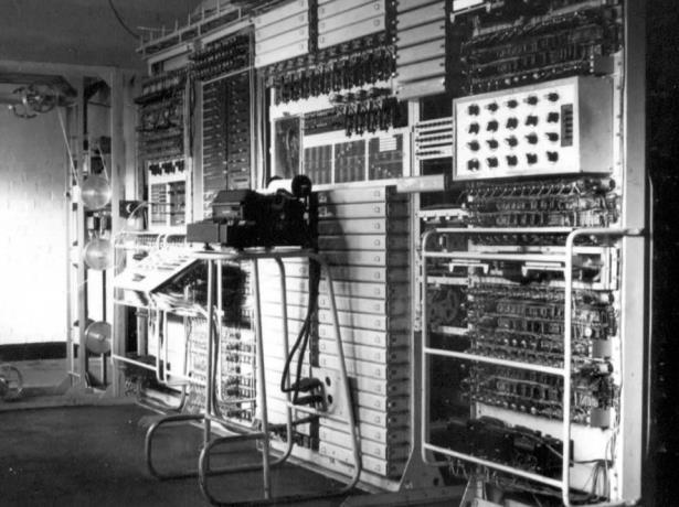 1943 Χαρακτηριστικά του πρώτου σύγχρονου Υπολογιστή (ENIAC, 1946): ENIAC : Κατασκευή 1943 1946.