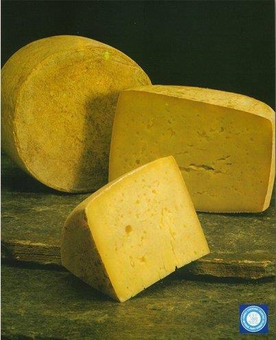 Είναι ένα σκληρό τυρί με ευχάριστη υπόγλυκη γεύση και πλούσιο άρωμα, άριστης ποιότητας. Έχει μέγιστη υγρασία 38% κατά βάρος και ελάχιστη λιποπεριεκτηκότητα επί ξηρού 40%.