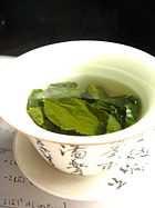 Οι αντιοξειδωτικές ουσίες που υπάρχουν στο πράσινο τσάι συµβάλλουν αποφασιστικά στη διατήρηση των οστών και βοηθούν στην επιβράδυνση του γήρατος.