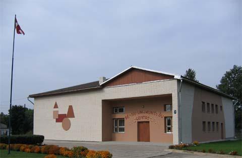 gadā sākās jaunās bērnudārza ēkas celtniecība un decembrī tika atklātas jaunās telpas. 2004./2005. mācību gadā iestādi apmeklēja 104 audzēkņi, ar bērniem strādā 12 pedagogi. [www.malta.