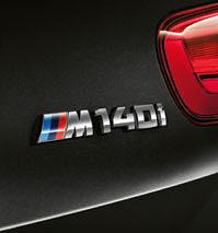 Η νέα BMW M140i με Έκδοση Shadow στο προαιρετικά διαθέσιμο χρώμα αμαξώματος μαύρο Sapphire μεταλλικό με σκουρόχρωμους προβολείς LED και πίσω φώτα, μαύρο