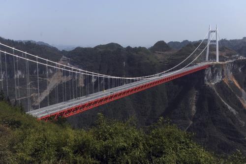 Σχήμα 1.1 : Γέφυρα «Aizhai Extra Large Suspension Bridge» στην Κίνα. 1.5.