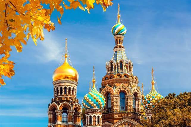 θα δούμε το Κρεμλίνο (Λευκό, ενώ της Μόσχας είναι Κόκκινο) και θα επισκεφθούμε το μοναστηριακό συγκρότημα της Αγίας Τριάδος, με τους γαλάζιους τρούλους του.
