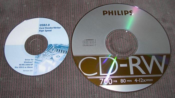 Optički diskovi CD i DVD kod kojih se podaci snimaju laserski tako što se prave
