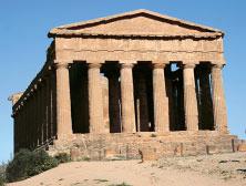 Bolj izrazita uporaba razmerja delitve stranic oziroma daljic pa so opazna pri grkih. Precej njihovih templjev je zgrajenih v zlatem razmerju.