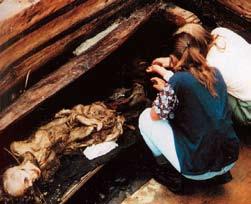 Τ Α Ν Ε Α Η κατάρα του Poltergeist Η λυπηρή και αναμφισβήτητη αλήθεια είναι πως τέσσερα μέλη από το καστ της κινηματογραφικής τριλογίας του Poltergeist βρήκαν πρόωρο θάνατο στα έξι χρόνια ανάμεσα