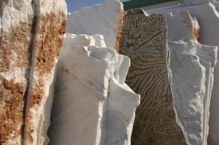 Piatra naturala piatra este unul dintre cele mai vechi materiale de construcție, care