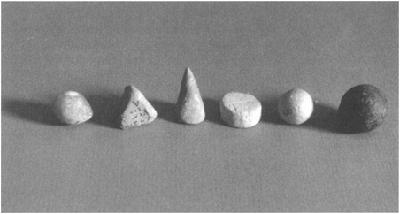Στις ανασκαφές βρέθηκαν µικρά αντικείµενα από πηλό που χρησιµοποιούνται ήδη από το 8.000 π.χ, πολύ περισσότερα γύρω στο 3.000 π.χ. Με την ιδέα ότι αντιπροσώπευαν ποσότητες και αγαθά/εµπορεύµατα τις ονόµασαν «µάρκες» ή λογιστικά συµβόλα (αγγλ.