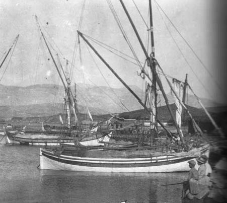 ΜΠΟΤΗΣ Ο μπότης χτίζεται ακόμη και σήμερα σε ορισμένα μέρη της Ελλάδας. Ήταν ένα σκάφος παρόμοιο με το τρεχαντήρι, αλλά και τα δυο ποδοστάματά του ήταν ευθύγραμμα αντί του κυρτού σχήματος.