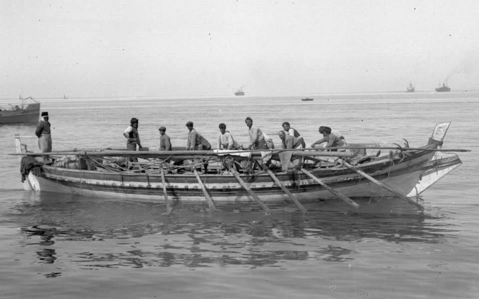 Εικόνα 1.3.10 Αιγαιοπελαγίτικη Τράτα (ψαράδικο) στις αρχές του 20ου αιώνα. Χαρακτηριστικό γνώρισμά της είναι το οριζόντιο σανίδι σαν έμβολο «κατσούλι ή γκάγκα» μπροστά από το πλωριό ποδόσταμα.