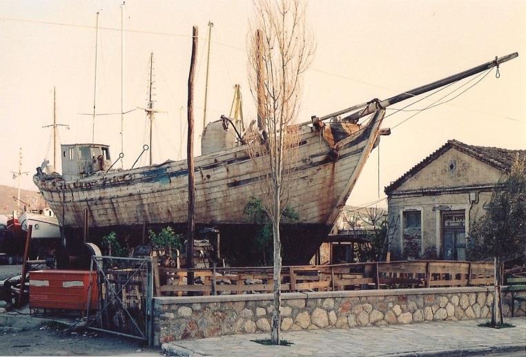 Το τσερνίκι είχε τουρκική καταγωγή και ήταν ίδιο σκάφος με τον τουρκικό τύπο tsikirne. Στην Ικαρία τον ίδιο ή παρόμοιο τύπο καϊκιού τον ονόμαζαν «τσιρλίγκι».