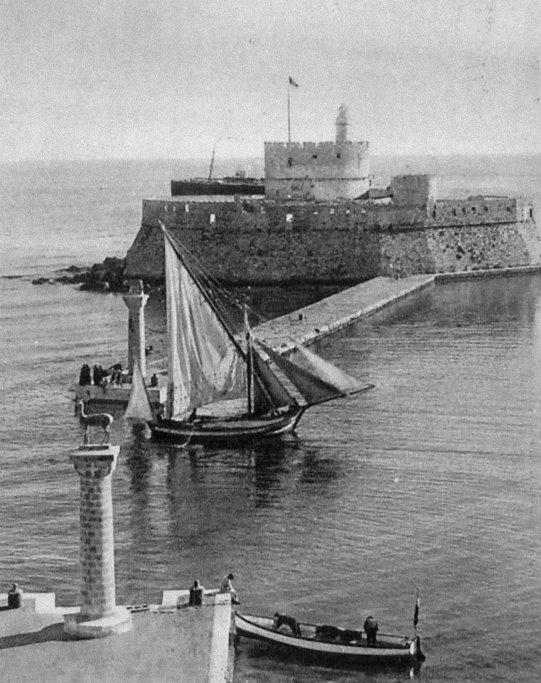 Εικόνα 1.3.17 Συμιακή Σκάφη στο λιμάνι της Σύμης 1922. Η Σκάφη διέθετε σημαντικό βύθισμα και ικανή ιστιοφορία η οποία ήταν κυρίως αυτή της «Σακολέβας» με μία ή περισσότερες σταυρώσεις.