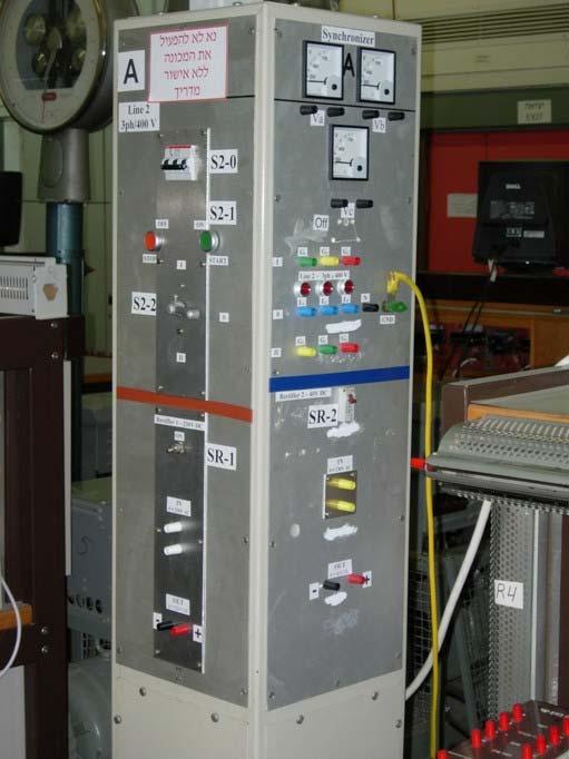 על הלוח השמאלי (איור 03-04 והעירור של מכונת אספקת אנרגיה ') ממוקמים חיבורים של ליפופי הסטטור וליפופי העירור של מכונה סינכרונית, ליפופי העוגן זרם ישר