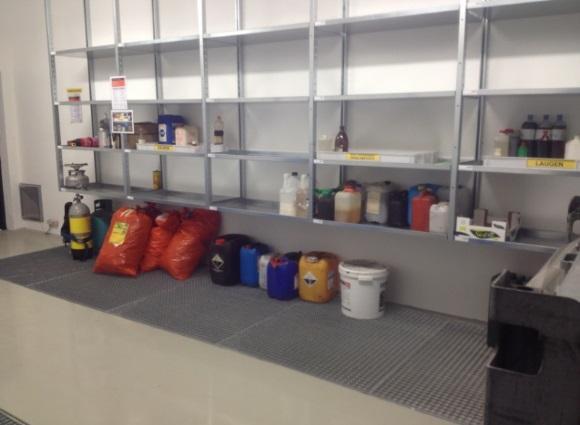 Εικόνα 15: Χώρος συλλογής ειδικών επικινδύνων αποβλήτων Ε) Χώρος προετοιμασίας υλικών για επαναχρησιμοποίηση κατάστημα επαναχρησιμοποίησης Στον χώρο προετοιμασίας υλικών για