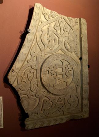 Слика 6: Хералдички амблем у јужној цркви манастира Константина Липса (експонат се налази у сталној поставци Археолошког музеја у Истанбулу); 6а: Хералдички амблеми на мозаику свода унутрашњег