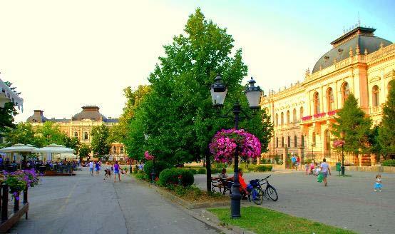Σρέμσκι Καρλόβτσι Στην κεντρική πλατεία δεσπόζει το επιβλητικό κτίριο του ιστορικού γυμνάσιου. Υπήρξε το πρώτο γυμνάσιο της Σερβίας, το οποίο ιδρύθηκε τον Αύγουστο του 1791.