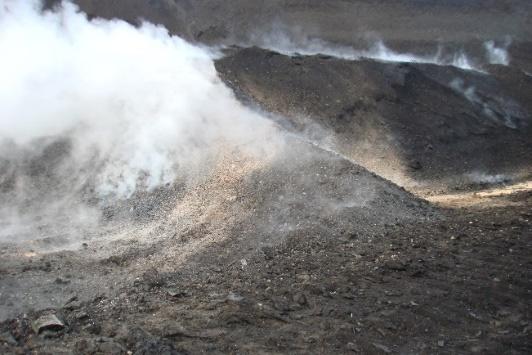 Самоупала угља и новонастали пепео (светлије боје) Сентралија (Centralia) је рударски градић у Пенсилванији (САД). Десетинама година испод града је био активан подземни рудник угља. Маја 1962.