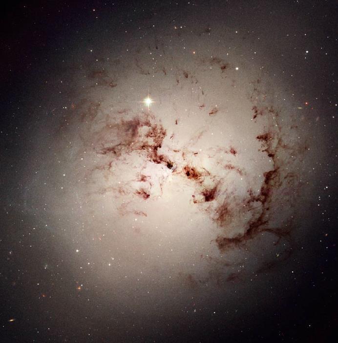 Σκόνη και αέριο σε ελλειπτικούς γαλαξίες Περιέχουν μικρά ποσά ζεστού ιονισμένου αερίου 10 4 Κ με μάζες 10 4 Μ της συνολικής μάζα του γαλαξία.