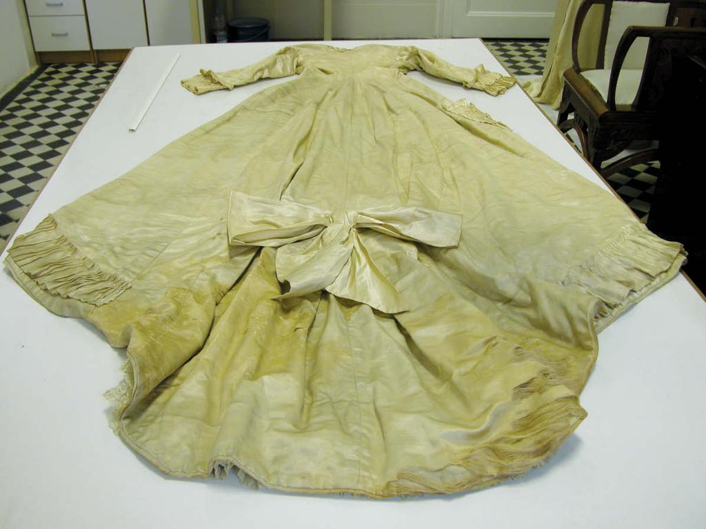 2. Хаљина пре конзервације 2. Wedding dress before the conservation 172 Предмет се рашива и издвајају се елементи које је потребно засебно третирати.