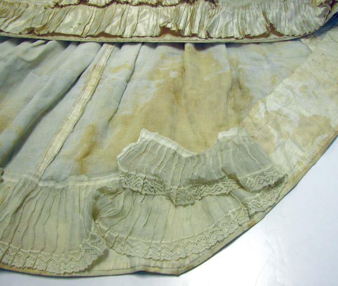 3. Хаљина пре конзервације - детаљ 3. Damage on the dress before conservation (detail) 4. Хаљина пре конзервације - детаљ 4.