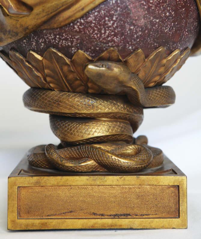 Биљана Црвенковић 050 3. Порфирна ваза, детаљ 3. Porphyry vase, a detail симбол вечне будности, чуваре узвишеног блага, продорне моћи светлости и храбрости.