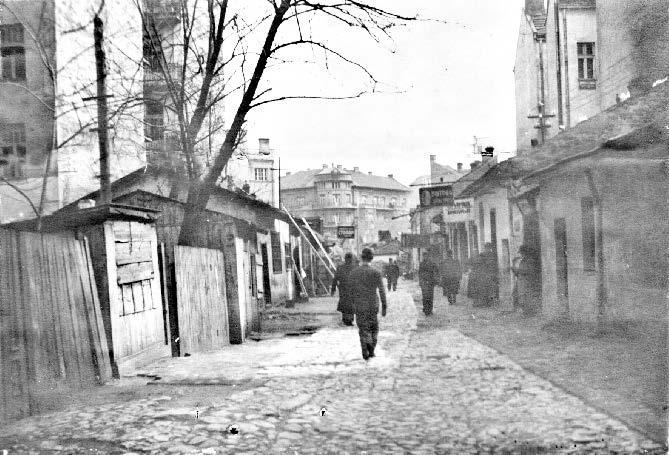 године од оца Живка, рентијера и предратног општинског одборника. Кузмановићев посед је била велика издужена парцела, заправо пролаз, који се протезао од Коларчеве улице број 7 до Дечанске број 8.