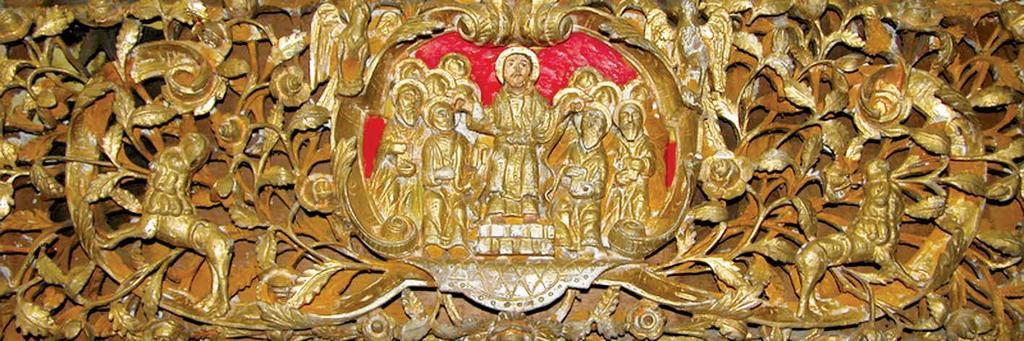 Стеван Мартиновић развијеним свитком и избледелим натписом ИС ХС. Остале две стране украшене су фигурама анђела који носе круну (лево) и раскошно украшеном целином са увијеним лозама и ружама (десно).