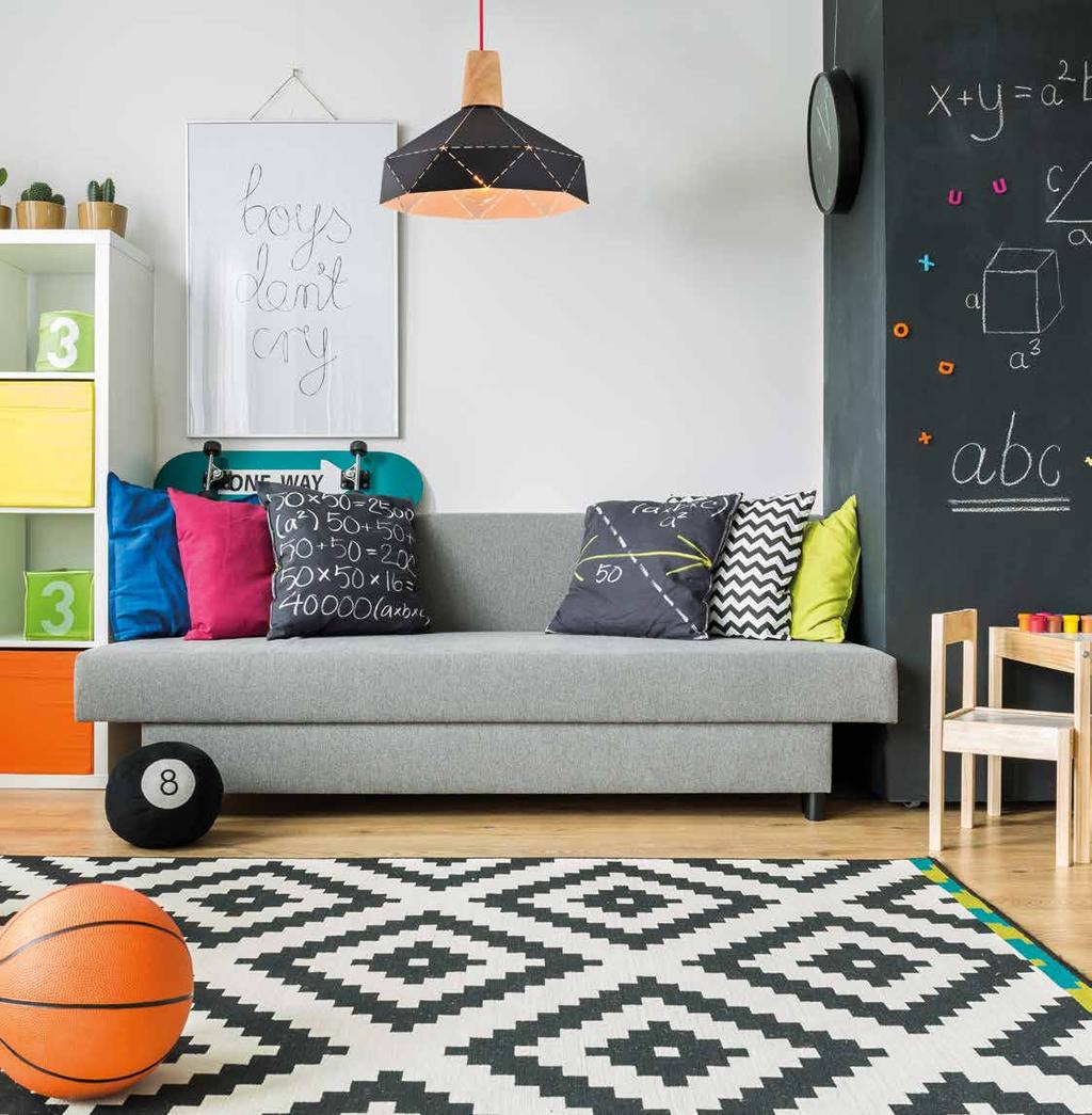 Demeter Kids room, Stockholm Κρεμαστό φωτιστικό από αλουμίνιο σε χρώμα λευκό ή μαύρο με λεπτομέρεις φυσικού ξύλου. Υφασμάτινο καλώδιο σε κόκκινο χρώμα. Εσωτερική επιφάνεια σε λευκό ματ χρώμα.