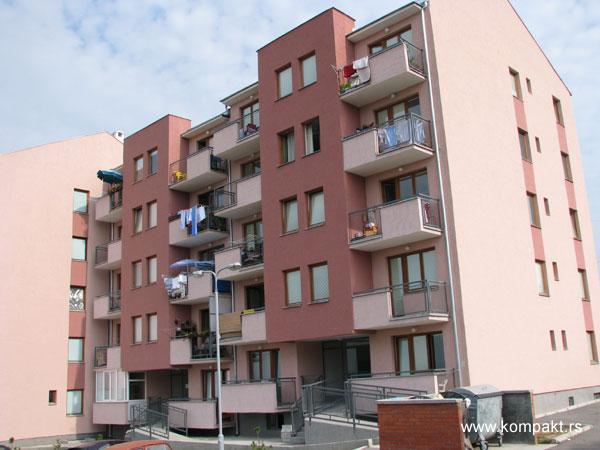 3.3.3 Објекти ЈРС у Нишу У Нишу је у оквиру SIRP програма изграђен низ од 5 стамбених објеката са укупно 75 станова за јавно рентално становање, на основу првонаграђеног конкурсног рада нишког