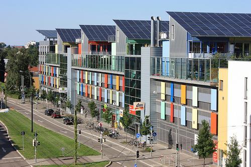 18: Ваубан, Фрајбург - Соларни панели као кровни покривач Соларна електрана (на крову заједничког паркинга), соларни панели, електрана на биомасу и природни гас обезбеђују потребну енергију