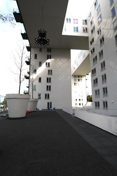 33: ''Parkrand'' стамбени блок ЈРС у Амстердаму унутрашња организација блока Кров изнад станова на првом спрату искоришћен је за формирање три засебна полу-јавна простора дизајнираних у виду ''три