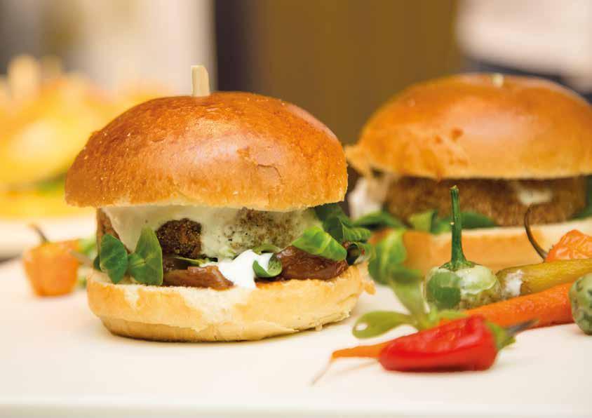 KONSTANTINA S suggestion Brioche burger κουνέλι στιφάδο με κροκέτα κουνελιού,