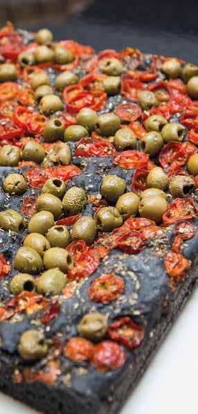76238 Focaccia μαύρη με ντοματίνια &