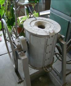 produs cât şi pe caracteristicile topiturii. Cele mai uzuale metale care se introduc în baia de zinc, în diverse scopuri, sunt: aluminiu, bismut, staniu, magneziu sau combinaţii ale acestora.
