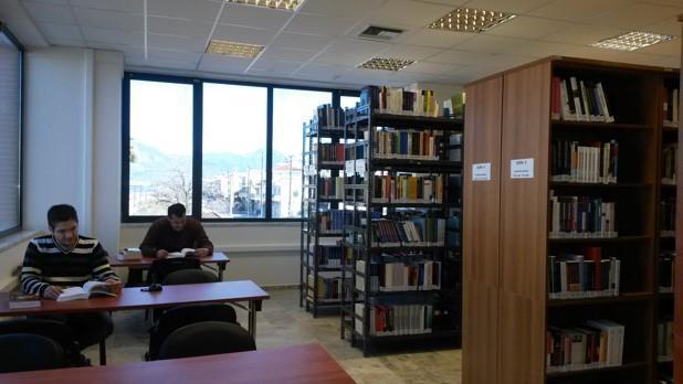 4.1. Βιβλιοθήκη Αναγνωστήριο Στο Τμήμα λειτουργεί αυτόνομη εξειδικευμένη Βιβλιοθήκη που ακολουθεί διεθνή πρότυπα ενώ χρησιμοποιεί, για τη